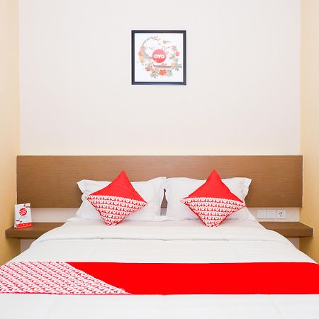 Hotel OYO 379 Grand Mundu Semarang Exterior foto