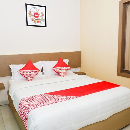 Hotel OYO 379 Grand Mundu Semarang Exterior foto
