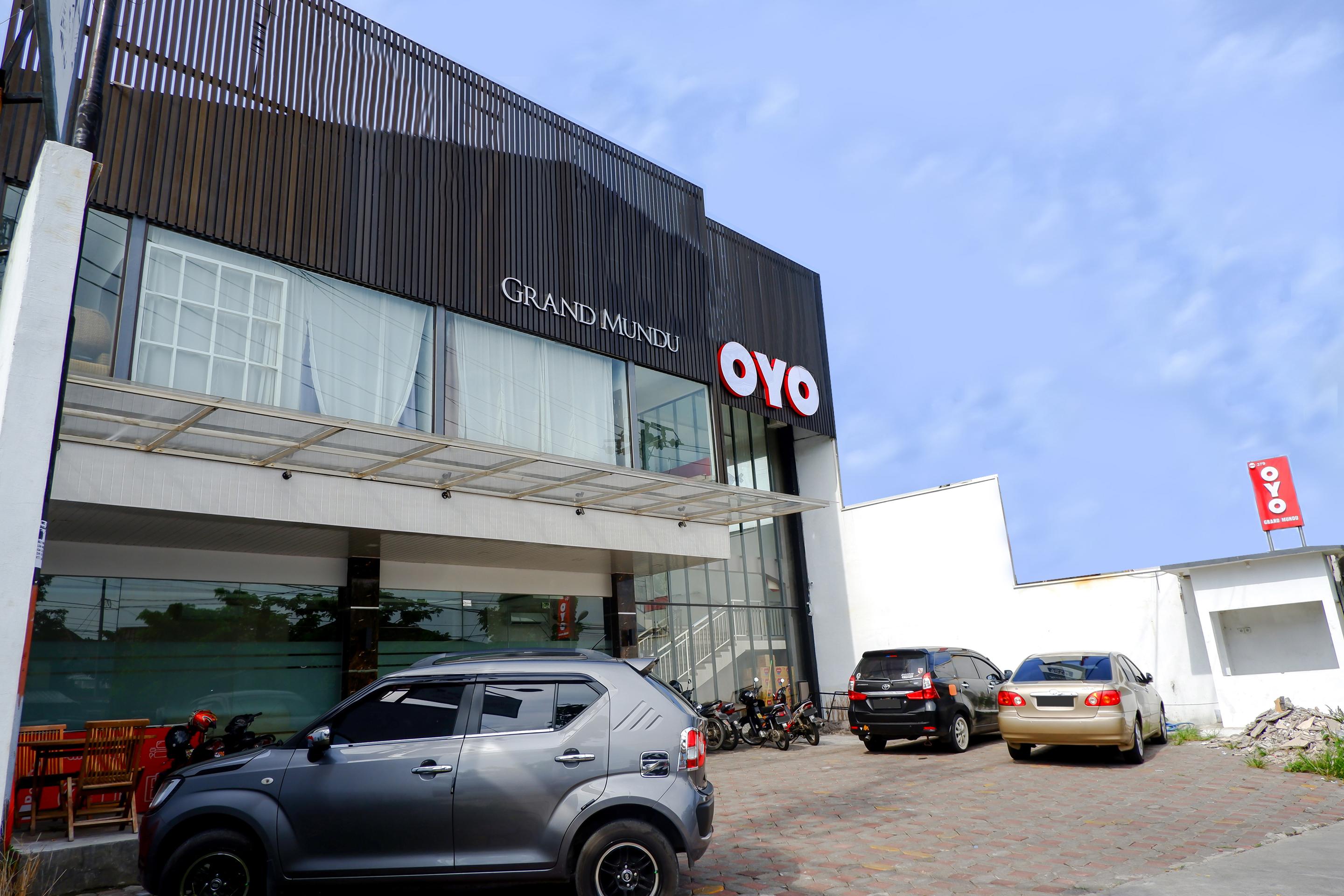 Hotel OYO 379 Grand Mundu Semarang Exterior foto