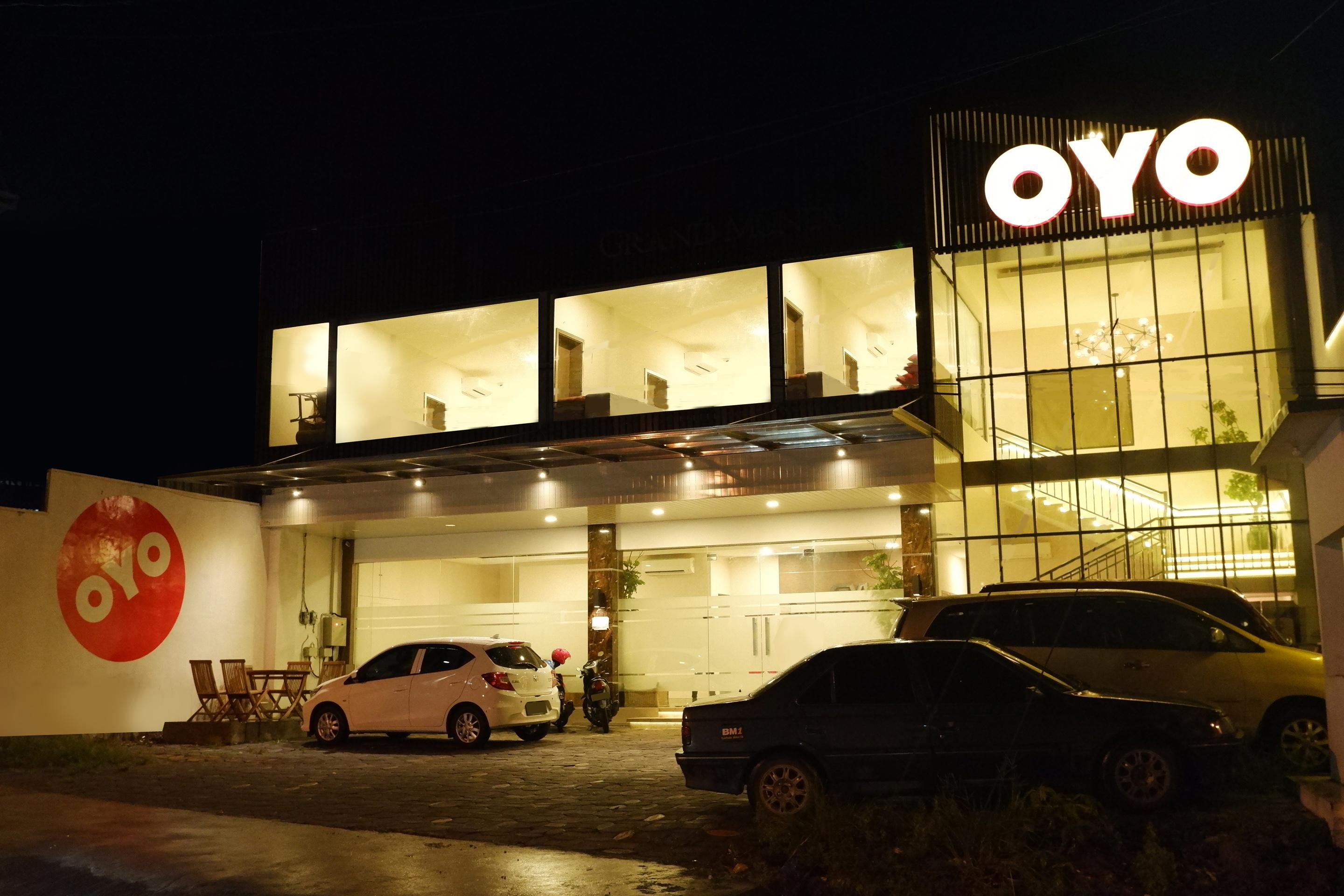 Hotel OYO 379 Grand Mundu Semarang Exterior foto