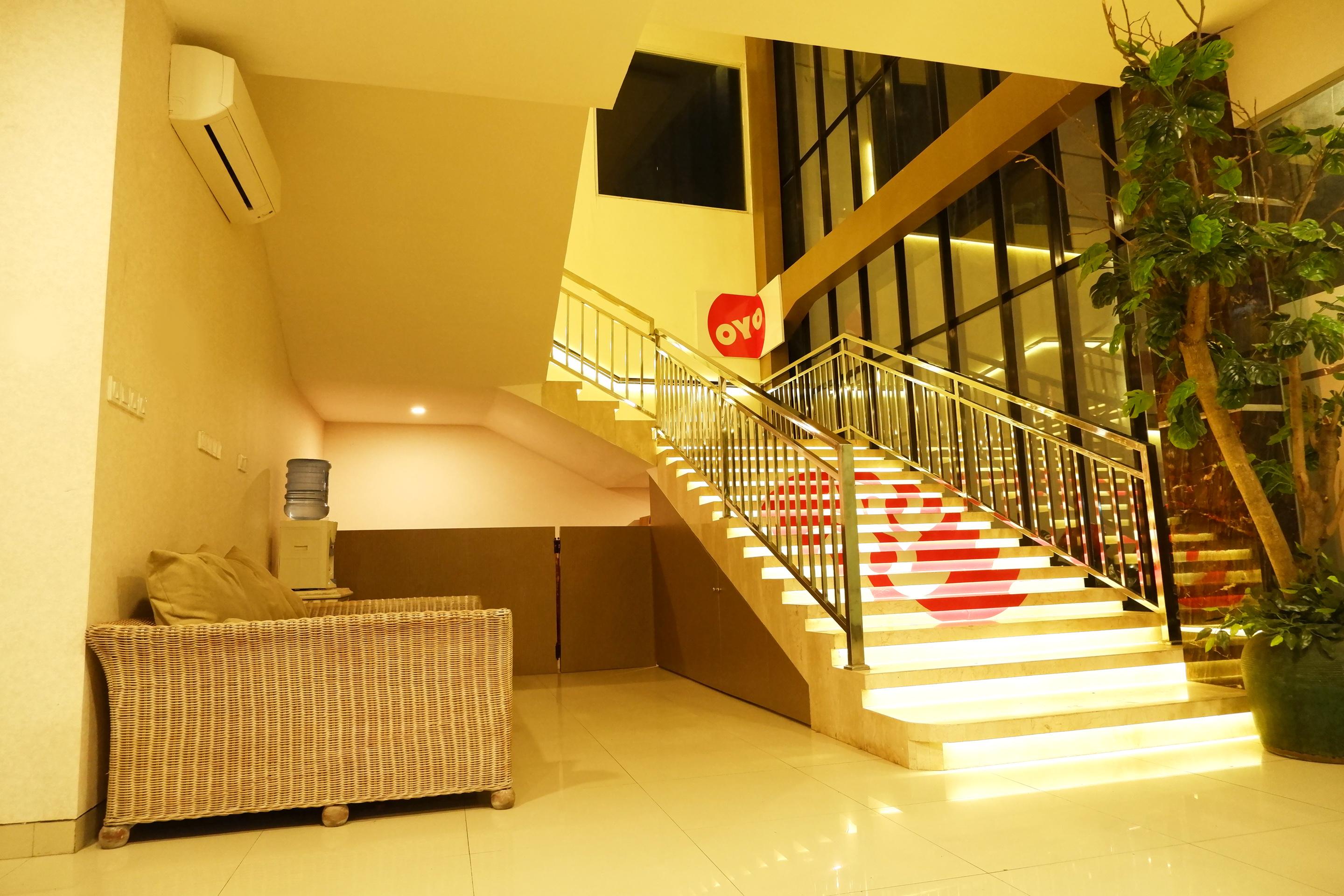 Hotel OYO 379 Grand Mundu Semarang Exterior foto
