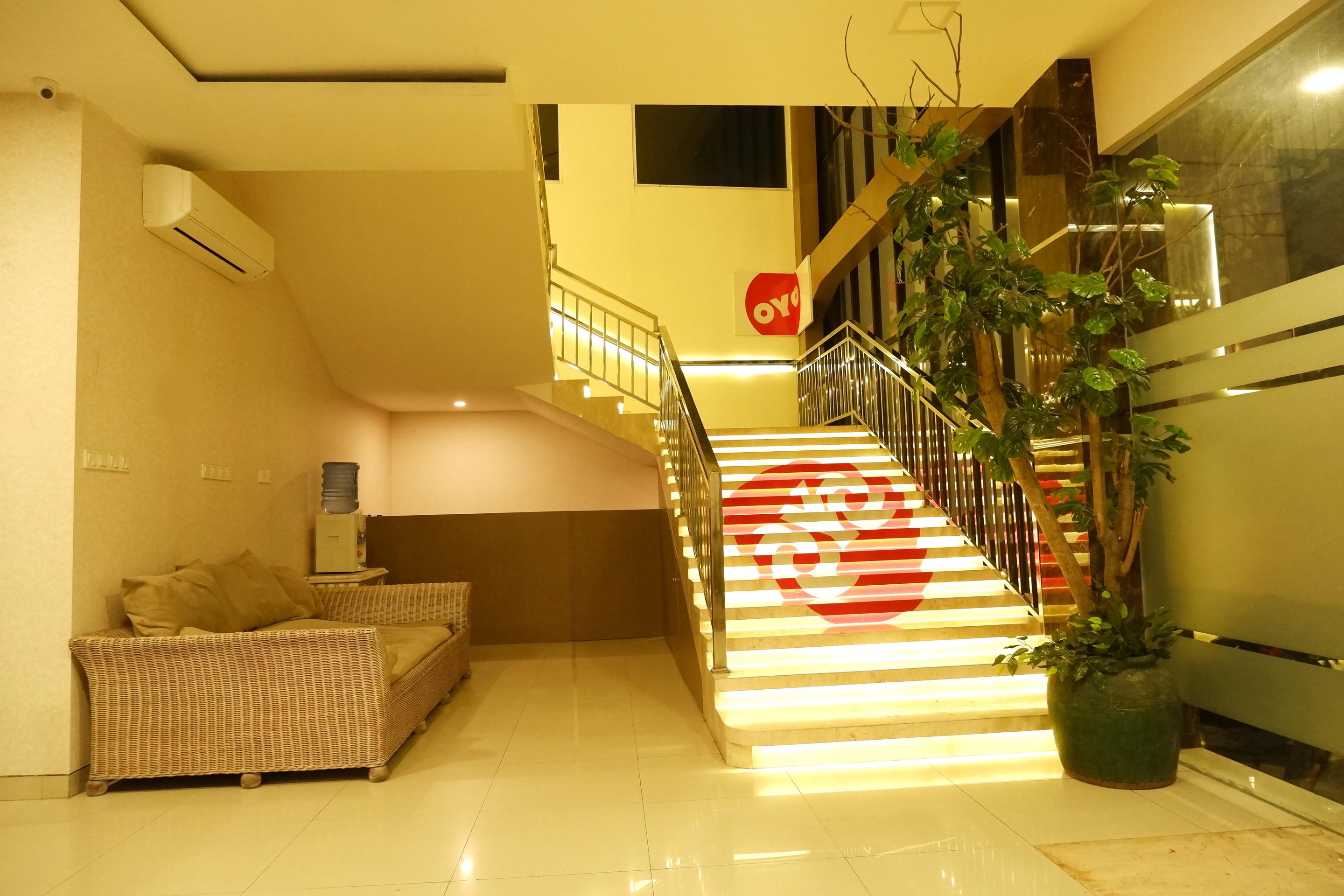 Hotel OYO 379 Grand Mundu Semarang Exterior foto