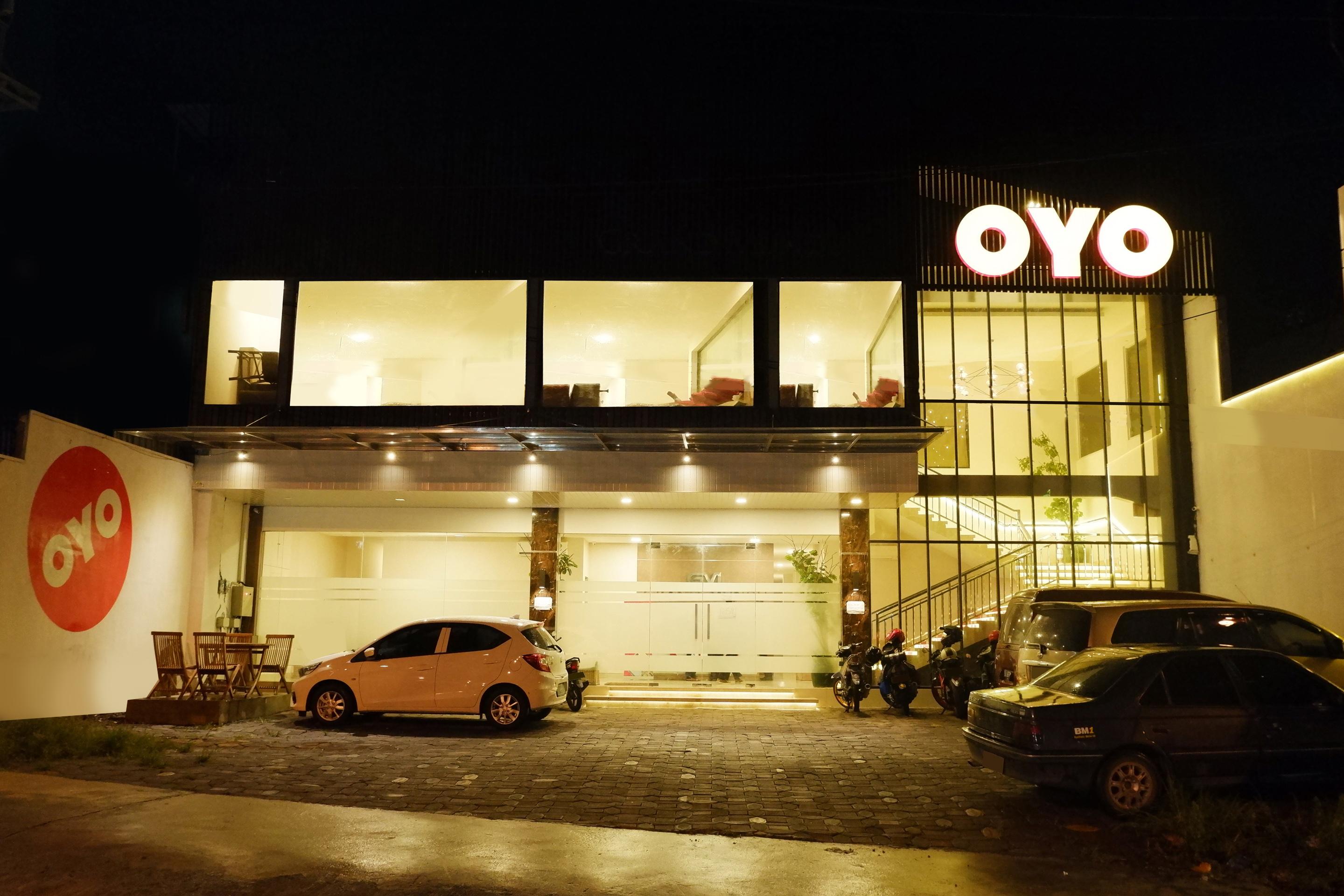 Hotel OYO 379 Grand Mundu Semarang Exterior foto